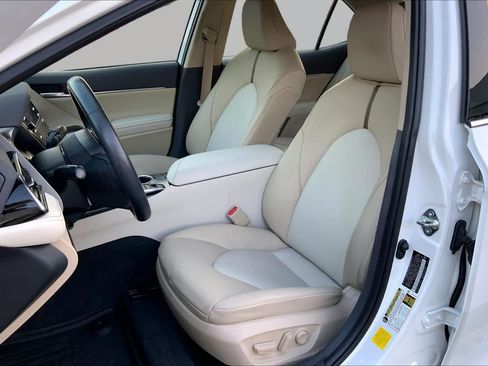 Used 2020 Toyota Camry XLE w/ Sunroof Package FWD image 8