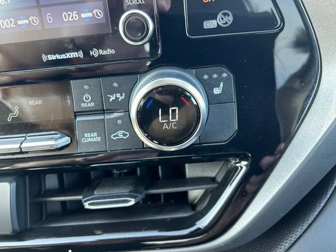 Used 2022 Toyota Highlander XLE AWD/4WD image 20