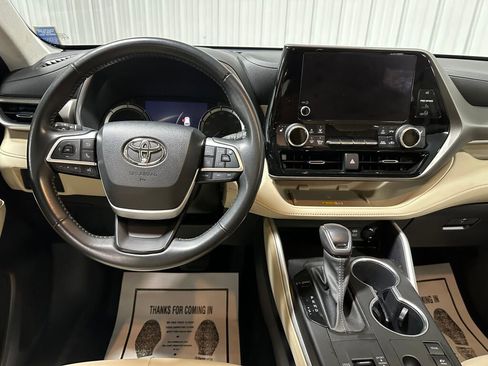 Used 2023 Toyota Highlander XLE AWD/4WD image 8