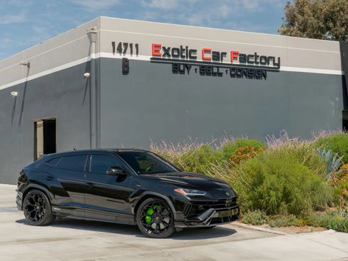 Used 2024 Lamborghini Urus Performante AWD/4WD image 1