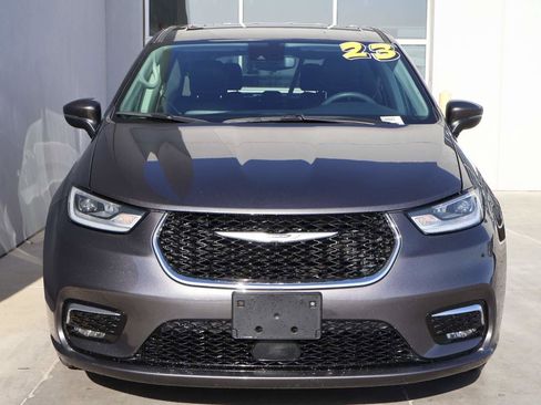 Used 2023 Chrysler Pacifica Touring-L FWD image 5