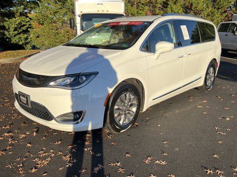 Used 2020 Chrysler Pacifica Touring-L Plus image 5