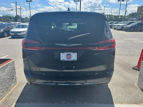 Used 2022 Chrysler Pacifica Touring-L image 7