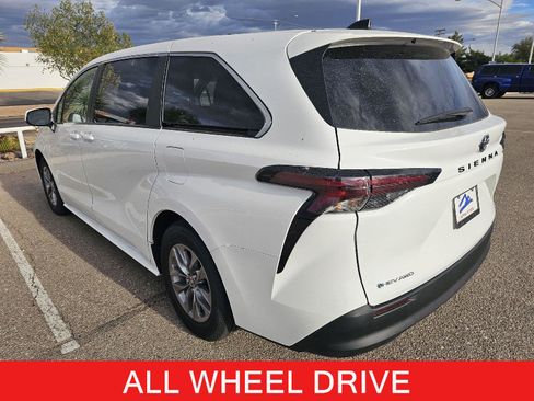 Used 2025 Toyota Sienna LE image 4