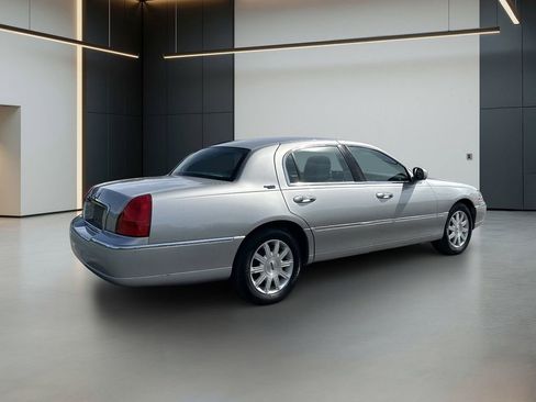 Used 2011 Lincoln Town Car Signature Limited RWD image 5