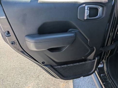 Used 2025 Jeep Wrangler Unlimited Rubicon AWD/4WD image 23