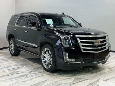 Used 2017 Cadillac Escalade Premium Luxury image 4
