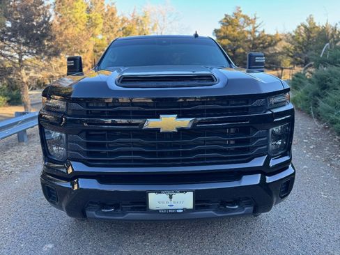 Used 2024 Chevrolet Silverado 2500 Custom w/ Custom Value Package image 2