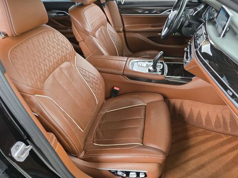 Used 2018 BMW 750i image 28