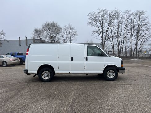 Used 2016 Chevrolet Express 3500 image 9
