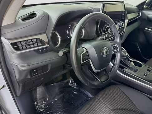 Used 2024 Toyota Highlander XLE image 23