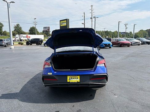 Used 2024 Hyundai Elantra SE FWD image 7