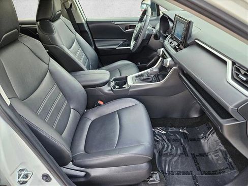 Used 2021 Toyota RAV4 XLE Premium image 20