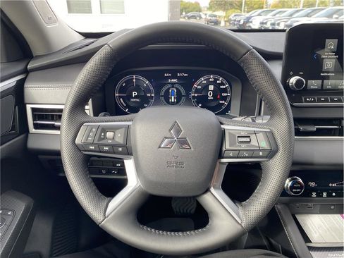 New 2025 Mitsubishi Outlander SE image 12