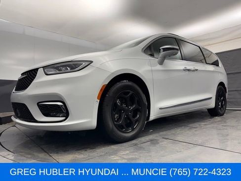 Used 2022 Chrysler Pacifica Limited FWD image 19