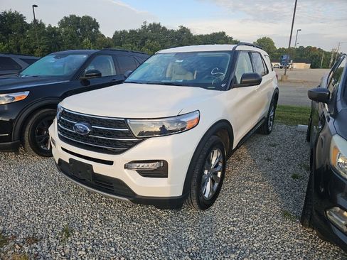 Used 2023 Ford Explorer XLT w/ Equipment Group 202A AWD/4WD image 3