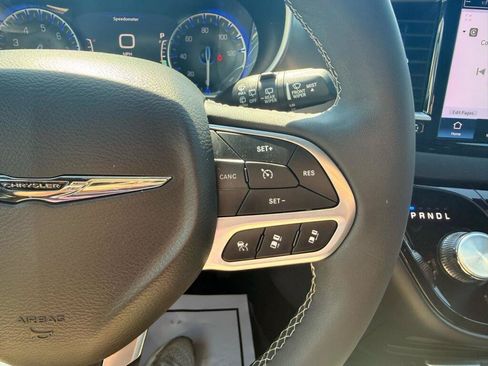 Used 2025 Chrysler Pacifica Select FWD image 15