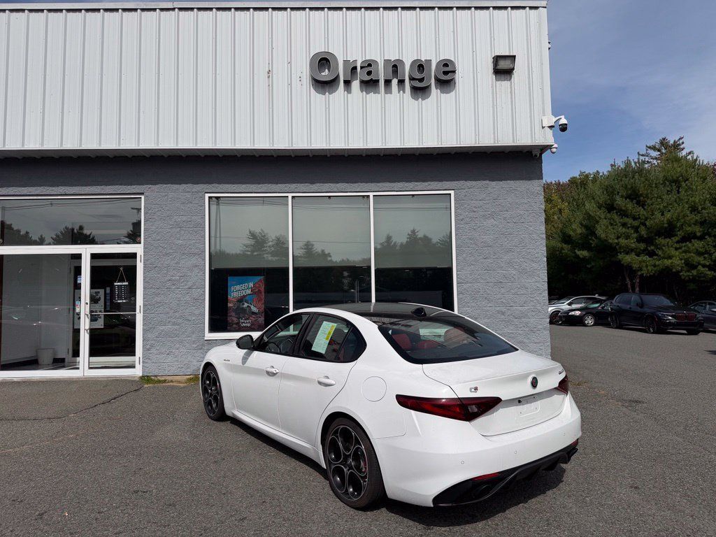 Used 2023 Alfa Romeo Giulia Veloce RWD image 4