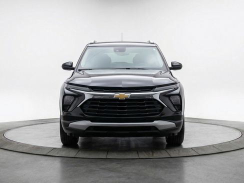 Used 2025 Chevrolet TrailBlazer LT FWD image 2