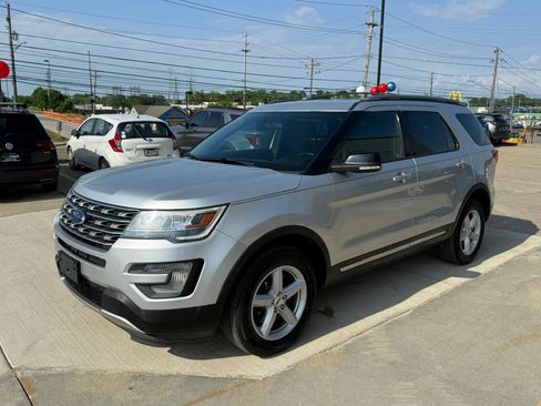 Used 2017 Ford Explorer XLT AWD/4WD image 5