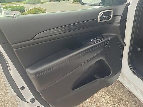 Used 2021 Jeep Grand Cherokee Laredo X AWD/4WD image 12