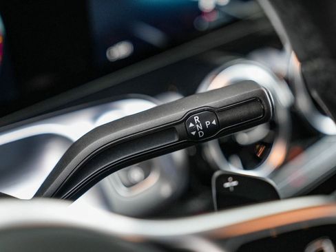 Used 2022 Mercedes-Benz GLB 250 w/ Premium Package Lite image 18