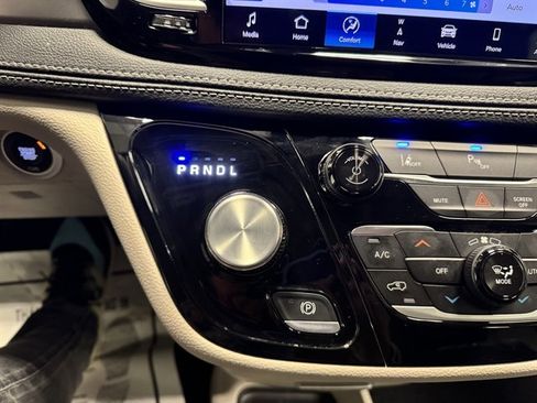 Used 2024 Chrysler Pacifica Select image 32