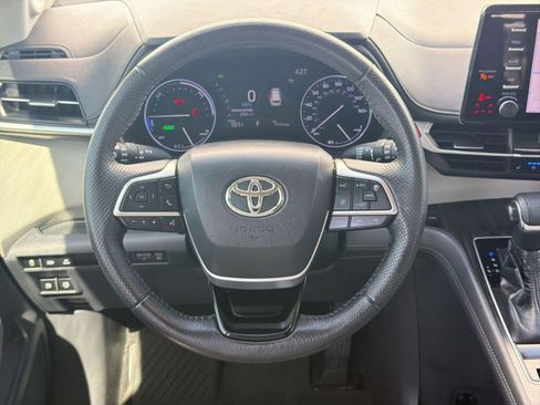 Certified 2021 Toyota Sienna Limited FWD image 15
