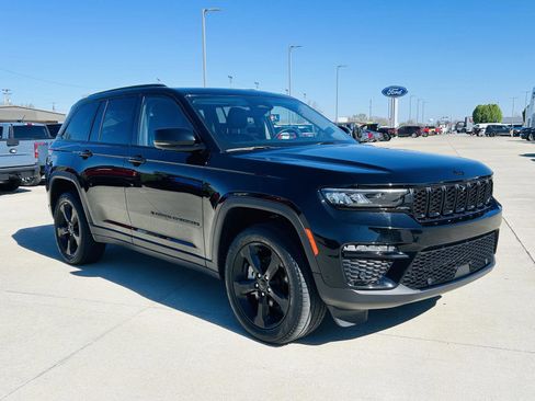 Used 2023 Jeep Grand Cherokee Limited w/ Luxury Tech Group II image 2