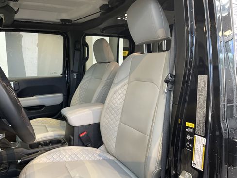 Used 2023 Jeep Gladiator Overland AWD/4WD image 17