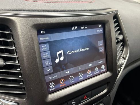 Used 2020 Jeep Cherokee Trailhawk w/ Cold Weather Group AWD/4WD image 39