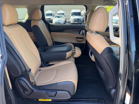 Used 2023 Kia Carnival LX FWD image 15
