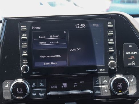 Used 2021 Toyota Highlander XLE FWD image 15
