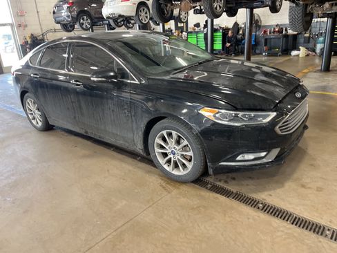Used 2017 Ford Fusion SE w/ Fusion SE Technology Package image 17