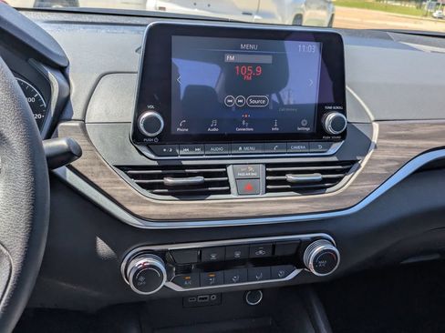 Used 2025 Nissan Altima 2.5 SV FWD image 13