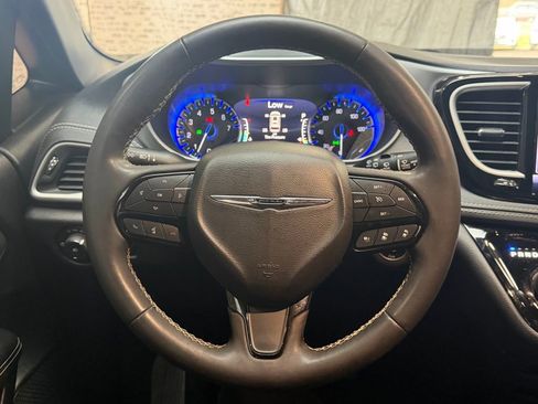 Used 2022 Chrysler Pacifica Touring AWD/4WD image 16