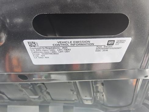 Used 2025 Chevrolet Equinox EV RS FWD image 11