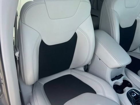 Used 2021 Jeep Cherokee Latitude Plus AWD/4WD image 21