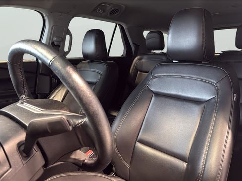 Used 2022 Ford Explorer XLT w/ Equipment Group 202A AWD/4WD image 10