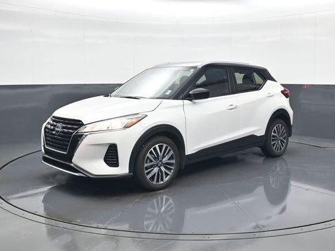 Used 2024 Nissan Kicks SV image 3