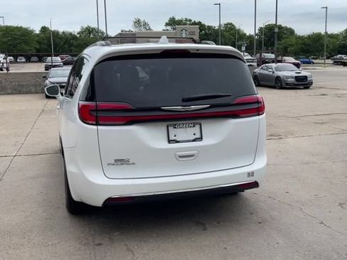 Used 2022 Chrysler Pacifica Touring-L FWD image 7