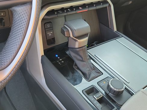 Used 2025 Toyota Sequoia Limited AWD/4WD image 27