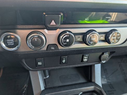 Used 2017 Toyota Tacoma TRD Sport image 20