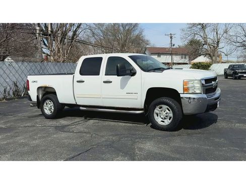 Used 2010 Chevrolet Silverado 2500 LT w/ Interior Plus Package image 2
