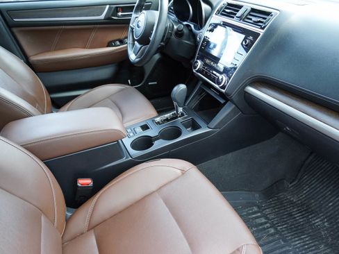 Used 2018 Subaru Outback 2.5i Touring image 10