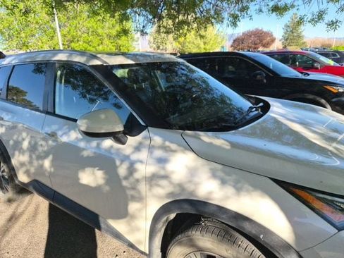 Used 2023 Nissan Rogue SV w/ SV Premium B Package image 3