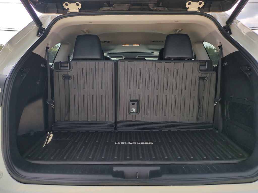 Used 2021 Toyota Highlander XLE FWD image 7