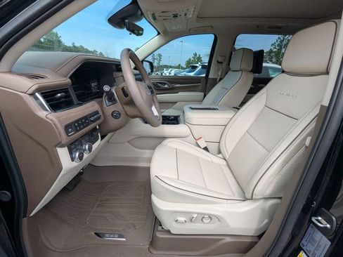 Used 2024 GMC Yukon XL Denali w/ Advanced Technology Package image 9