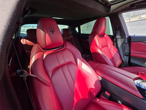 Used 2017 Maserati Quattroporte S GranSport image 19