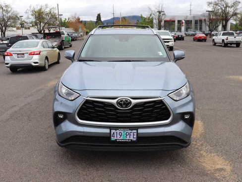 Used 2023 Toyota Highlander XLE image 2